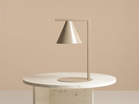 Form 40cm Beige bordslampa från Artera - Den tidl&ouml;sa designen och den subtila f&auml;rgen g&ouml;r att lampan enkelt sm&auml;lter in i olika inredningsstilar, samtidigt som den tillf&ouml;r en sofistikerad och modern k&auml;nsla till rummet.