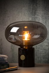 Charlize 24cm Rökfärgad bordslampa från Lucide - Kombinationen av en h&ouml;gkvalitativ marmorfot och en kupa i b&auml;rnstensf&auml;rgat eller r&ouml;kf&auml;rgat glas g&ouml;r Charlize till en unik retrodetalj i varje interi&ouml;r.