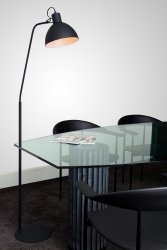 Shadi Svart golvlampa från Lucide - Med en h&ouml;jd p&aring; 160 centimeter n&aring;r denna golvlampa l&aring;ngt.