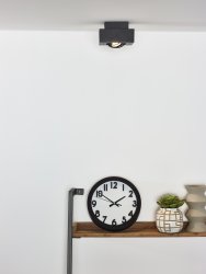 Xirax Svart spotlight från Lucide - Med en kraftfull ljusstr&ouml;m p&aring; 320 lumen och en dim-to-warm-funktion om den kopplas till en extern dimmer, lyser denna taklampa upp ditt vardagsrum fr&aring;n tak till golv.