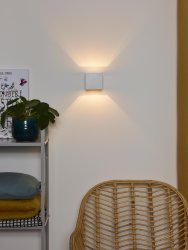 Devi 10cm Vit vägglampa från Lucide - Med en bakplatta p&aring; 10,5 cm x 8 cm &auml;r den enkel att montera &ouml;ver en central dosa.