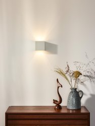 Xio 10cm Vit vägglampa från Lucide - Du kan v&auml;lja att str&aring;len ska lysa j&auml;mnt upp&aring;t/ned&aring;t, endast upp&aring;t eller endast ned&aring;t, eller ha en smalare str&aring;le upp&aring;t/ned&aring;t och p&aring; andra sidan en bredare str&aring;le.