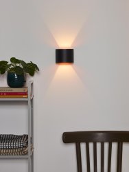 Xio 13cm Svart vägglampa från Lucide - Du kan v&auml;lja att str&aring;len ska lysa j&auml;mnt upp&aring;t/ned&aring;t, endast upp&aring;t eller endast ned&aring;t, eller ha en smalare str&aring;le upp&aring;t/ned&aring;t och p&aring; andra sidan en bredare str&aring;le.