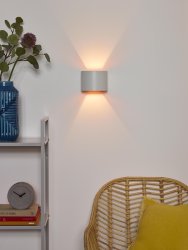 Xio 13cm Vit vägglampa från Lucide - Du kan v&auml;lja att str&aring;len ska lysa j&auml;mnt upp&aring;t/ned&aring;t, endast upp&aring;t eller endast ned&aring;t, eller ha en smalare str&aring;le upp&aring;t/ned&aring;t och p&aring; andra sidan en bredare str&aring;le.