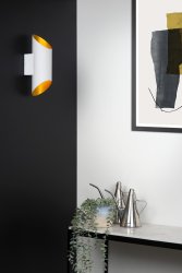 Quirijn 30cm Vit vägglampa från Lucide - Denna enkla men eleganta v&auml;gglampa f&ouml;rdjupar vilket rum som helst i ett varmt sken tack vare sin cylindriska form som &auml;r snedskuren p&aring; b&aring;da sidor.