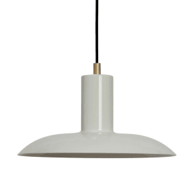 Vega Ø25 Mattgrå taklampa från H. Skjalm P - Vega pendel &auml;r en stilren lampa i mattgr&aring; metall med m&auml;ssingdetaljer som ger ett brett och mjukt ljus, vilket skapar en varm och inbjudande atmosf&auml;r.