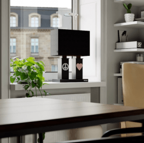 Stand By Me 50cm Svart bordslampa från By Rydéns - Den breda, svarta lampsk&auml;rmen i tyg harmoniserar i kontrast med de smalare pelarna p&aring; lampfoten, som b&aring;da pryds av varsin symbol i metall, fredstecknet p&aring; ena och ett hj&auml;rta p&aring; den andra.