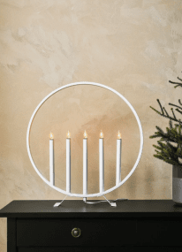 Surround Vit från Markslöjd - Ljusstake i vit metall.