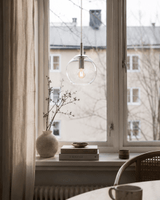 Globi Ø15 Krom/transparent fönsterlampa från Nordic Lighting - Globi f&ouml;nsterlampa &auml;r en stilren och modern lampa som ger rummet en varm och ombonad k&auml;nsla.