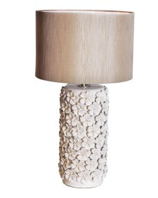 Fiore 55cm Beige bordslampa från By Rydéns - Lampfoten i keramik &auml;r utsmyckad med vackra rosor som ger en romantisk och charmig touch till din inredning.