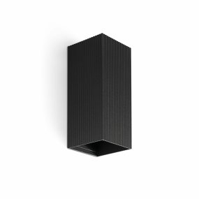 Lune 15cm Svart vägglampa från Faro Barcelona - Lune &auml;r en v&auml;gglampa med kvadratisk form och svart r&auml;fflad finish, perfekt f&ouml;r hallar och genomg&aring;ngsutrymmen.