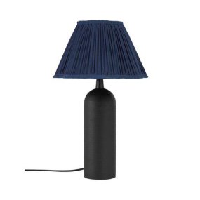 Riley 50cm Svart från PR Home - Sk&auml;rmen har ett rynkat tyg i sidenlook och en v&aring;gig form nedtill som skapar ett fint fl&ouml;de av ljusk&auml;llan.