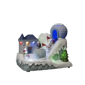 Mekanisk juldekoration skidbacke Flerfärgad från Konstsmide - Med glada figurer, sn&ouml;bollskrig, pulka&aring;kning och igloo sprider den ett vinter&auml;ventyr fyllt av r&ouml;relse, 8 lysande LED-ljus och 8 st&auml;mningsfulla juls&aring;nger.