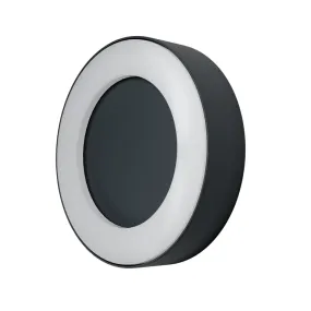 Ring Mörkgrå utelampa från Osram - Tillverkad av aluminium och med IP44-klassning &auml;r den t&aring;lig mot v&auml;der och passar perfekt f&ouml;r fasader, entr&eacute;er och uteplatser.