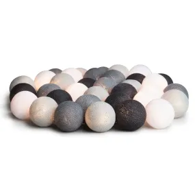 Irislights Graphic Grey 35 bollar Grå från Irislights - Ljusslingan best&aring;r av en sladd i plast med handgjorda bollar i bomull och polyestertr&aring;d som sl&auml;pper igenom ett mjukt ljus.
