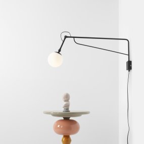 Soho 90cm Svart vägglampa från Artera - Den svarta metallramen och den runda opalgloben skapar en perfekt balans mellan industriell estetik och mjukt ljus, vilket g&ouml;r den idealisk f&ouml;r moderna interi&ouml;rer.
