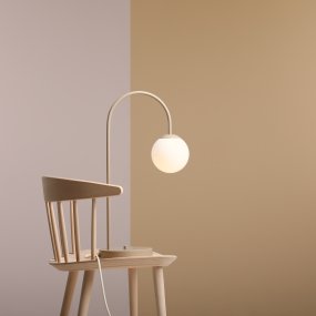 Una 60cm Beige bordslampa från Artera - Una bordslampa i beige metall och vitt glas har en b&ouml;jd, elegant design som ger rummet ett modernt och lekfullt uttryck.