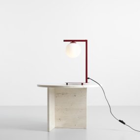 Zac 50cm Vinröd bordslampa från Artera - Zac bordslampa i vinr&ouml;d metall och vitt glas har en modern och minimalistisk design som kombinerar elegans med funktionalitet.