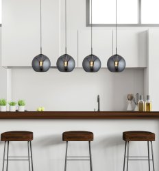 Amsterdam 175cm Svart från Searchlight - Amsterdam pendellampa med fyra ljusk&auml;llor har en matt svart finish och stora r&ouml;kf&auml;rgade glaskupor med &ouml;ppen botten.