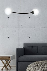 Halldor 80cm Svart från Emibig Lighting - Den gör sig särskilt bra i vardagsrummet eller hallen, där den skapar en unik och inbjudande atmosfär.