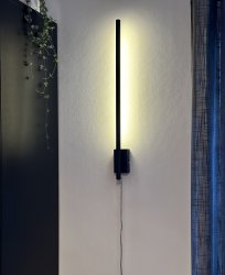 Stecco 65cm Svart vägglampa från Aneta Lighting - V&auml;gglampan STECCO i svartlackerad metall passar lika bra p&aring; de smala v&auml;ggarna som de lite st&ouml;rre.