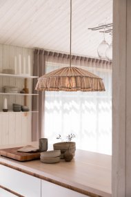 Vinga skärm exkl. upphäng Ø58 Natur/rost taklampa från Alde & Lind - Vinga &auml;r en dekorativ taklampsk&auml;rm i 100% linne med ett randigt m&ouml;nster i rostr&ouml;tt och naturliga toner.