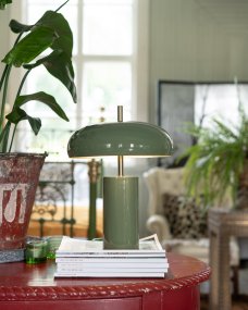 Lex 40cm Grön bordslampa från Alde & Lind - Lex &auml;r en modern bordslampa i metall med en dov gr&ouml;n f&auml;rg och h&ouml;gblank, emaljliknande finish.