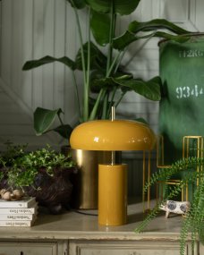 Lex 40cm Gul bordslampa från Alde & Lind - Lex &auml;r en modern bordslampa i metall med en senapsgul f&auml;rg och h&ouml;gblank, emaljliknande finish.