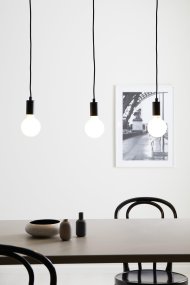 Sky 68cm Svart från Markslöjd - Med sina tre svarta lamph&aring;llare och textilsladdar ger den ett modernt och minimalistiskt uttryck.