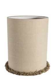 Lampskärm Cylinder Frans Ø30 Natur från Alde & Lind - Kanterna &auml;r omsorgsfullt invikta och l&auml;ngs nederkanten l&ouml;per en dekorativ, kraftig sn&ouml;rmakerifranskant som ger lampsk&auml;rmen en elegant och exklusiv detalj.
