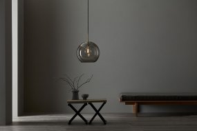 Gloria Ø26 Rökfärgad/mässing taklampa från Belid - Tack vare sitt vackra ljusfl&ouml;de blir Gloria ett blickf&aring;ng i rummet, perfekt placerad &ouml;ver matbordet, i vardagsrummet eller som en lyxig detalj i hallen.