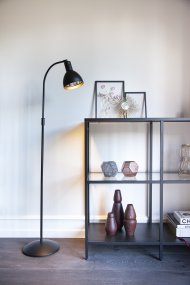 Angora Svart från Halo Design - Angora &auml;r en klassisk golvlampa med tidl&ouml;s design.