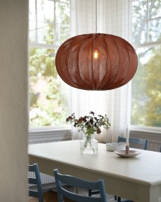 Moon skärm exkl. upphäng Ø78 Rost taklampa från Alde & Lind - Moon &auml;r en rundad taklampsk&auml;rm med metallstomme och textil i en varm rostr&ouml;d f&auml;rg.