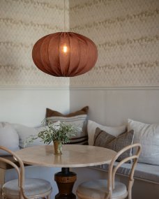 Moon skärm exkl. upphäng Ø58 Rost taklampa från Alde & Lind - Moon &auml;r en rundad taklampsk&auml;rm med metallstomme och textil i en varm rostr&ouml;d f&auml;rg.