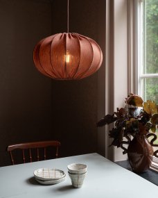 Moon skärm exkl. upphäng Ø45 Rost taklampa från Alde & Lind - Moon &auml;r en rundad taklampsk&auml;rm med metallstomme och textil i en varm rostr&ouml;d f&auml;rg.