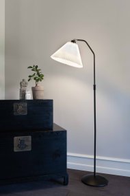 Berlin Svart golvlampa från Halo Design - Den svarta metallen i kombination med den veckade sk&auml;rmen g&ouml;r den till en snygg inredningsdetalj ut&ouml;ver bra allm&auml;nbelysning.