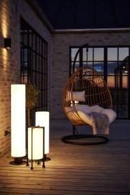 Golvlampa 70cm Vit Garden 24 från Markslöjd - Sk&auml;rmen &auml;r en vit cylinder och stommen &auml;r i svart metall.