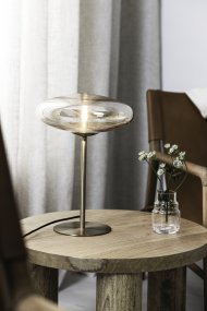 Locus 40cm Mässing bordslampa från Markslöjd - Locus&nbsp;bordslampa utstr&aring;lar lyx och elegans med sin unika design i guld och b&auml;rnstensf&auml;rgat glas.