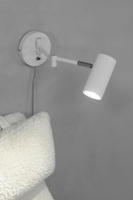 Costilla Vit läslampa från Markslöjd - Den vita finishen ger ett elegant och industriellt utseende, vilket gör den idealisk för både moderna hem och arbetsutrymmen.