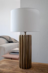 Hashira 60cm Antikmässing bordslampa från Markslöjd - Hashira &auml;r en rustik och elegant bordslampa med en fot i antikm&auml;ssing som p&aring;minner om en pelare.