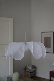Styrka Ø75 Vit taklampa från Markslöjd - Denna lampa har en sk&auml;rm i bananfiber som p&aring;minner om en blomma.