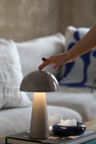 Fungi 27cm Greige portabel från Markslöjd - &nbsp;Inbyggt batteri som laddas via medf&ouml;ljande USB-C kabel (1m) som ansluts till en Min 1A Max 6A adapter (medf&ouml;ljer ej) och kan anv&auml;ndas sladdl&ouml;st i upp till 8 timmar.