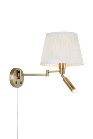 Pivot 43cm Mässing från Markslöjd - Charmig v&auml;gglampa i m&auml;ssingfinish med tv&aring; funktionella ljuspunkter, en swingarm med offwhite veckad textilsk&auml;rm och en justerbar l&auml;slampa med fast integrerad LED som ger riktat ljus precis d&auml;r du beh&ouml;ver det.