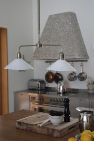 Vela 75cm Mässing/vit från Markslöjd - Stilren taklampa i klassisk stil med stomme i m&auml;ssingfinish och tv&aring; vitblanka glassk&auml;rmar.