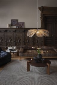 Styrka Ø75 Flerfärgad från Markslöjd - Taklampa i ett uttrycksfullt leopardm&ouml;nster i svart och beige f&auml;rg, med en blomliknande form i bananfiber som ger ett mjukt och dekorativt intryck.