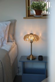 Kurage 43cm Antikmässing/amber från Markslöjd - Bordslampa i klassisk stil med bas i antik m&auml;ssingfinish och dekorativ sk&auml;rm i ambertonat glas.