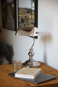 Bankers 42cm Krom skrivbordslampa från Markslöjd - Bordslampan Bankers helt i krom har en fot i metall och st&auml;llbart matchande lampglas.