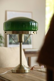 Aurelia 40cm Antikmässing/grön från Markslöjd - Aurelia passar lika fint p&aring; skrivbordet som p&aring; sidobordet och blir en dekorativ detalj i b&aring;de klassiska och moderna milj&ouml;er.