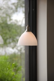 Ro Ø18 Vit fönsterlampa från Markslöjd - Ro blir en dekorativ detalj i f&ouml;nstret och skapar en varm och inbjudande atmosf&auml;r i rummet.