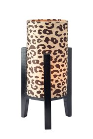 Eruca 34cm Leopard bordslampa från Markslöjd - Lampfoten i svart tr&auml; kombineras med en cylinderformad textilsk&auml;rm i offwhite och brunt leopardm&ouml;nster, vilket ger lampan en trendig och personlig karakt&auml;r.
